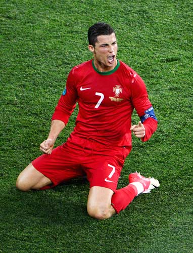 哈维-西蒙斯在切尔西官宣哈托评论区留言：我宝❤️