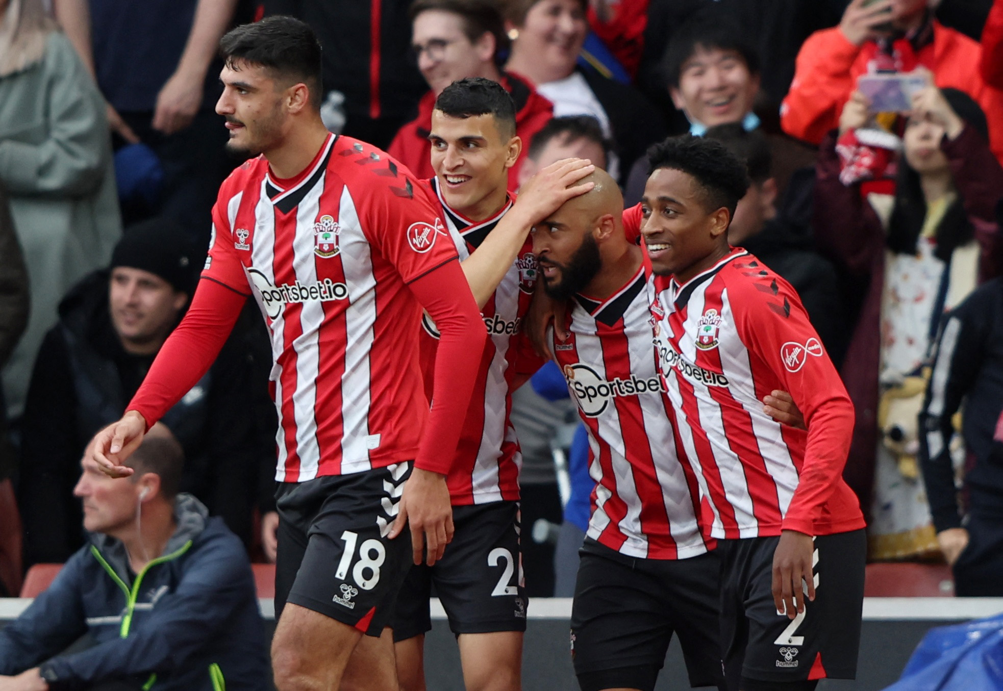 曼联高层对阿莫林分歧曝光，两人力挺两人质疑！12月战绩或定未来