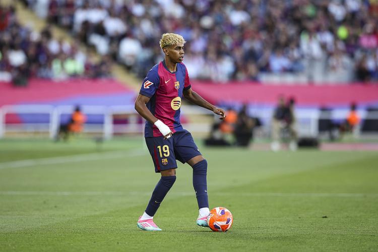 南安普顿不敌普雷斯顿后，后卫内森-伍德与本队球迷发生口角