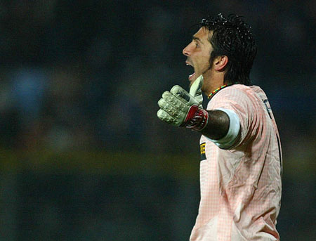 海港vs柔佛半场数据：射门3-12遭碾压，解围数14-5