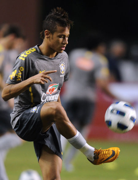 老队友见面，埃泽和奥利塞赛后交换了球衣